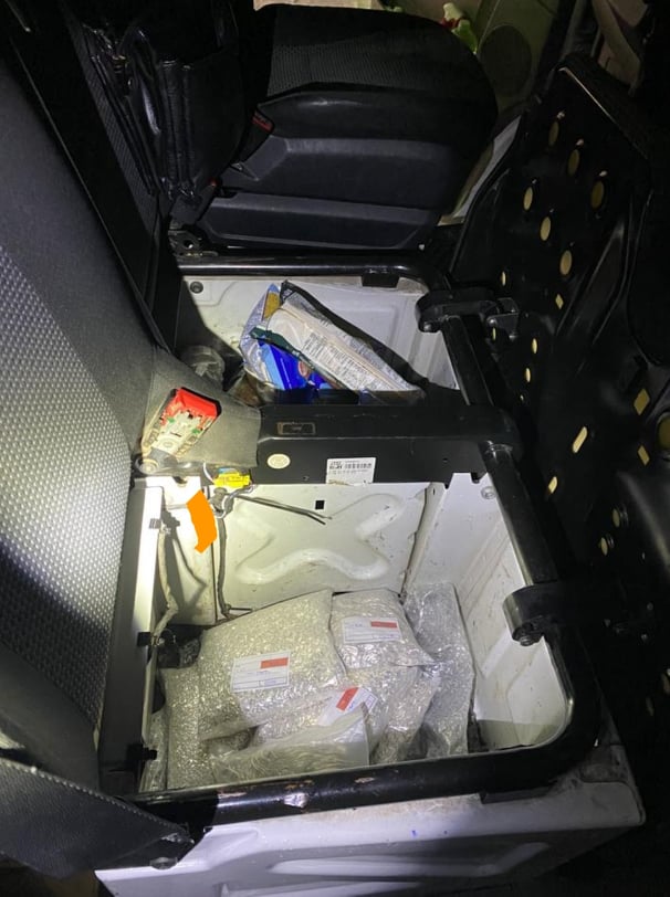 На кордоні на Закарпатті у мікроавтобусі українця знайшли схованку з ювелірними виробами (ФОТО)
