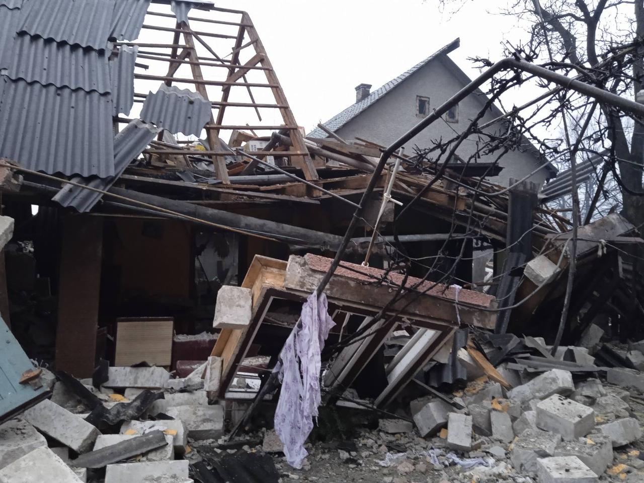 У Бедевлі на Тячівщині вибух газу зруйнував літню кухню, власників госпіталізовано (ФОТО)