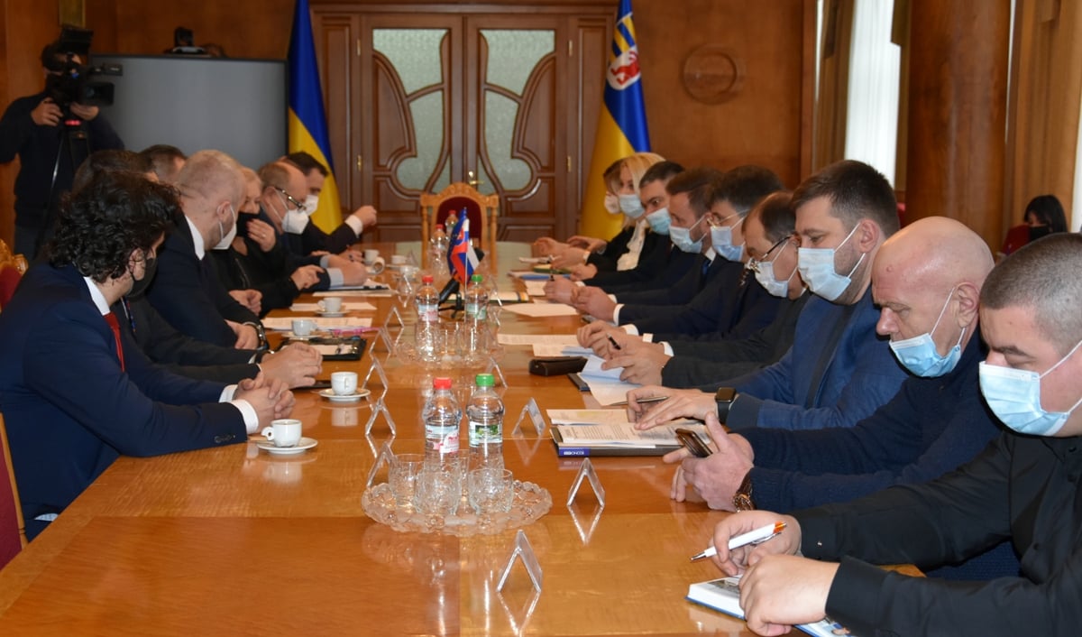 В Ужгороді за "круглим столом" обговорили питання співпраці зі Словаччиною (ФОТО)