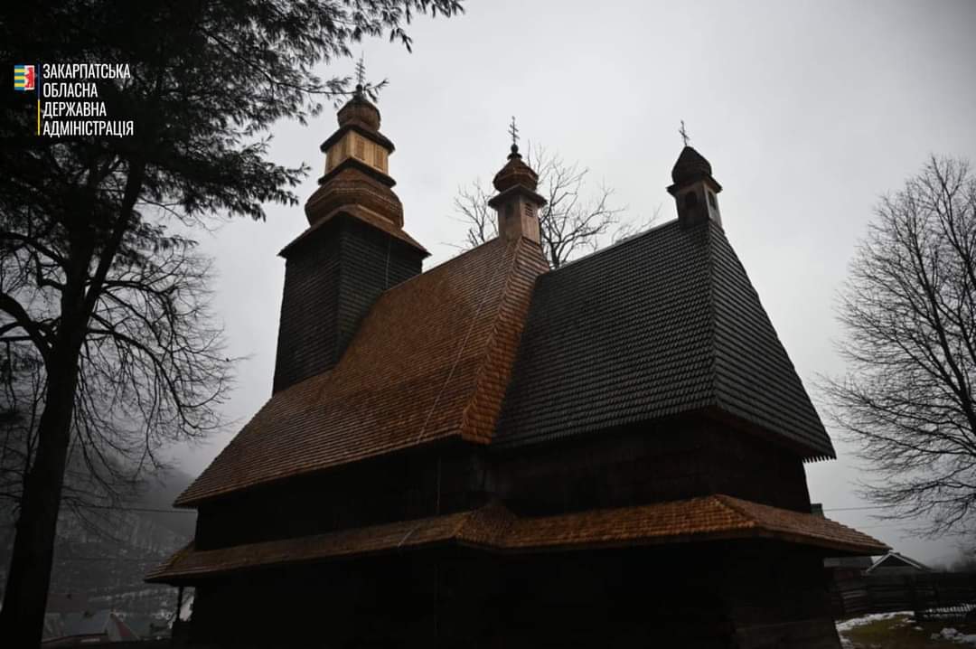 У закарпатській Колочаві завершили протиаварійні роботи в дерев’яній церкві Зіслання Святого Духа (ФОТО)