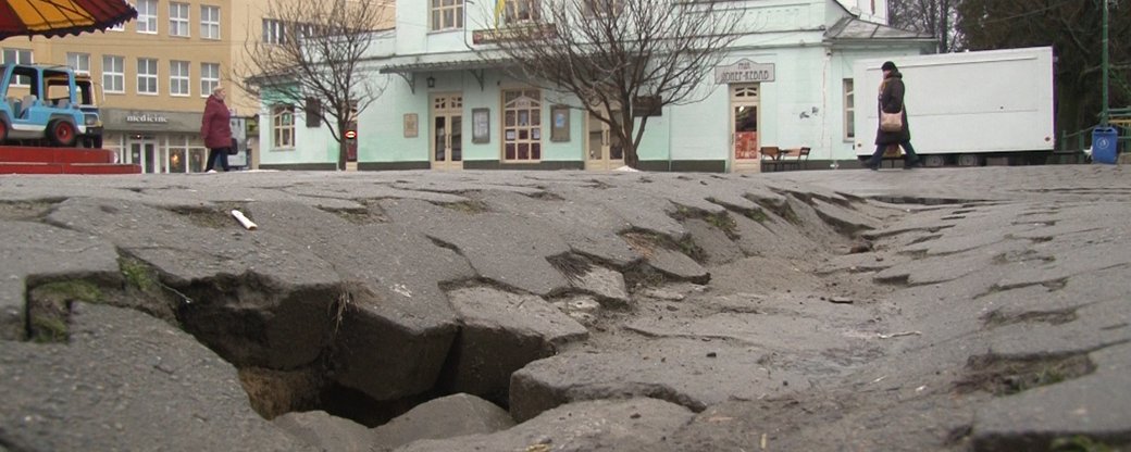 На Театральній площі в Ужгороді через підземні пустоти утворюються провалля (ФОТО)