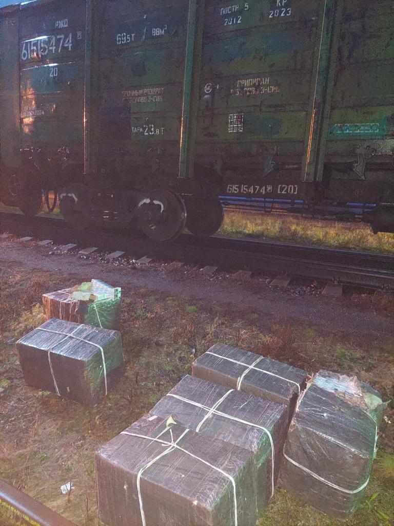 На Закарпатті у вагоні поїзда, що їхав із Росії в Угорщину, з-під руди відкопали понад 8,5 тис пачок сигарет (ФОТО)