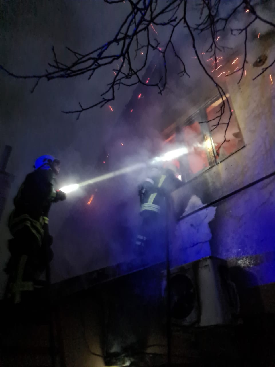 У Мукачеві пожежа з котельні перекинулася на житловий будинок (ФОТО)