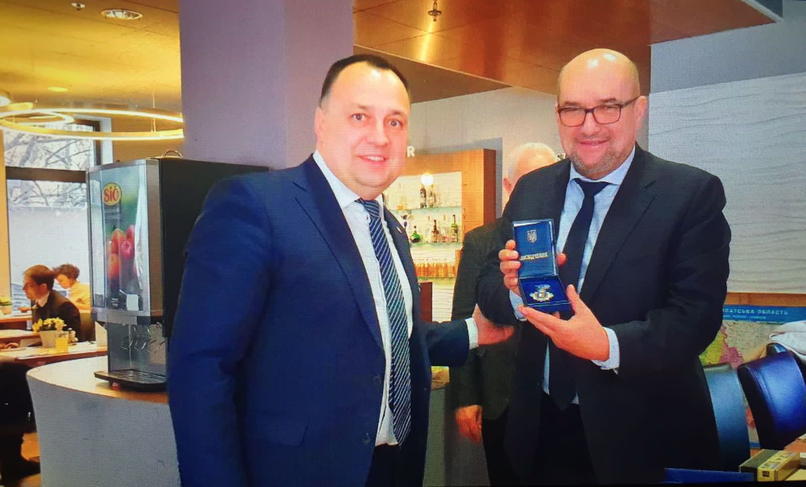 Голова Закарпатської облради Чубірко у Будапешті вручив нагороду звинуваченому в держзраді Брензовичу (ФОТО)