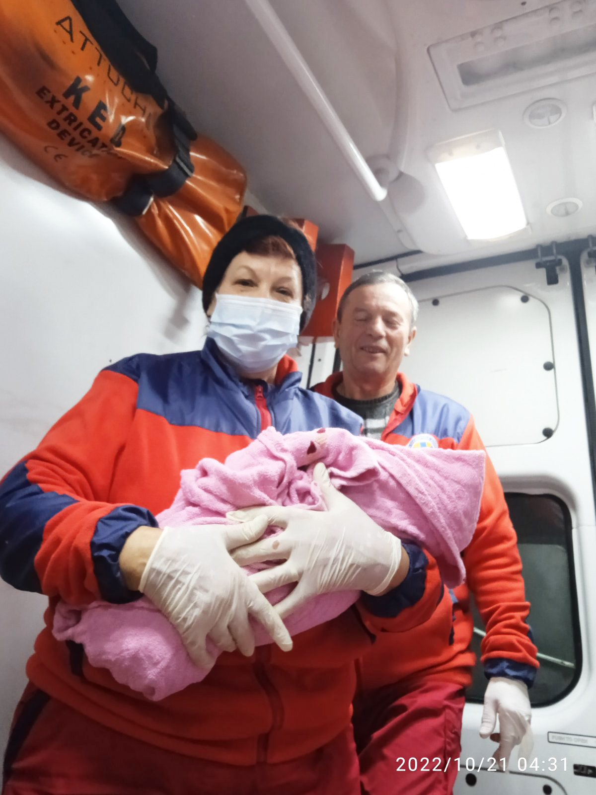 На Тячівщині 25-річна жінка народила у "швидкій" шосту дитину (ФОТО)