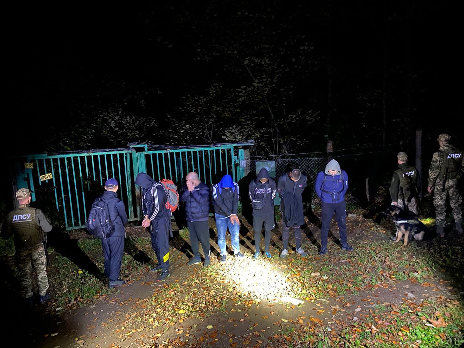 У лісі на Ужгородщині затримали групу чоловіків, що намагалися незаконно перетнути кордон (ФОТО)