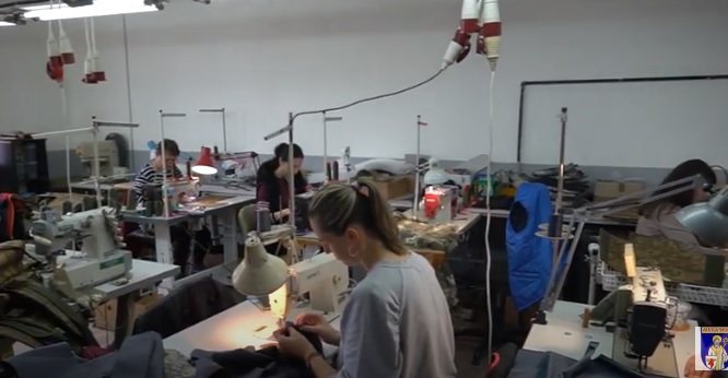 Релоковане з Києва швейне підприємство у Мукачеві виробляє 80 різних найменувань військової амуніції (ВІДЕО)