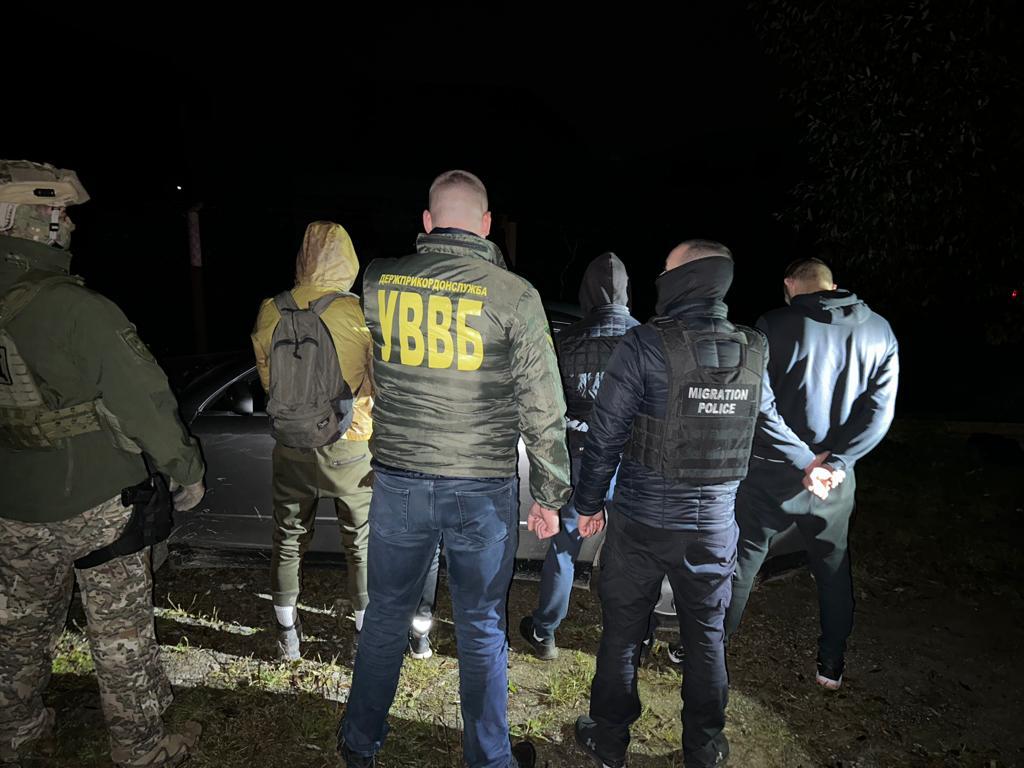 На Рахівщині викрили чотирьох місцевих, які за 20 тисяч доларів намагалися незаконно переправити в Румунію трьох чоловіків (ФОТО)