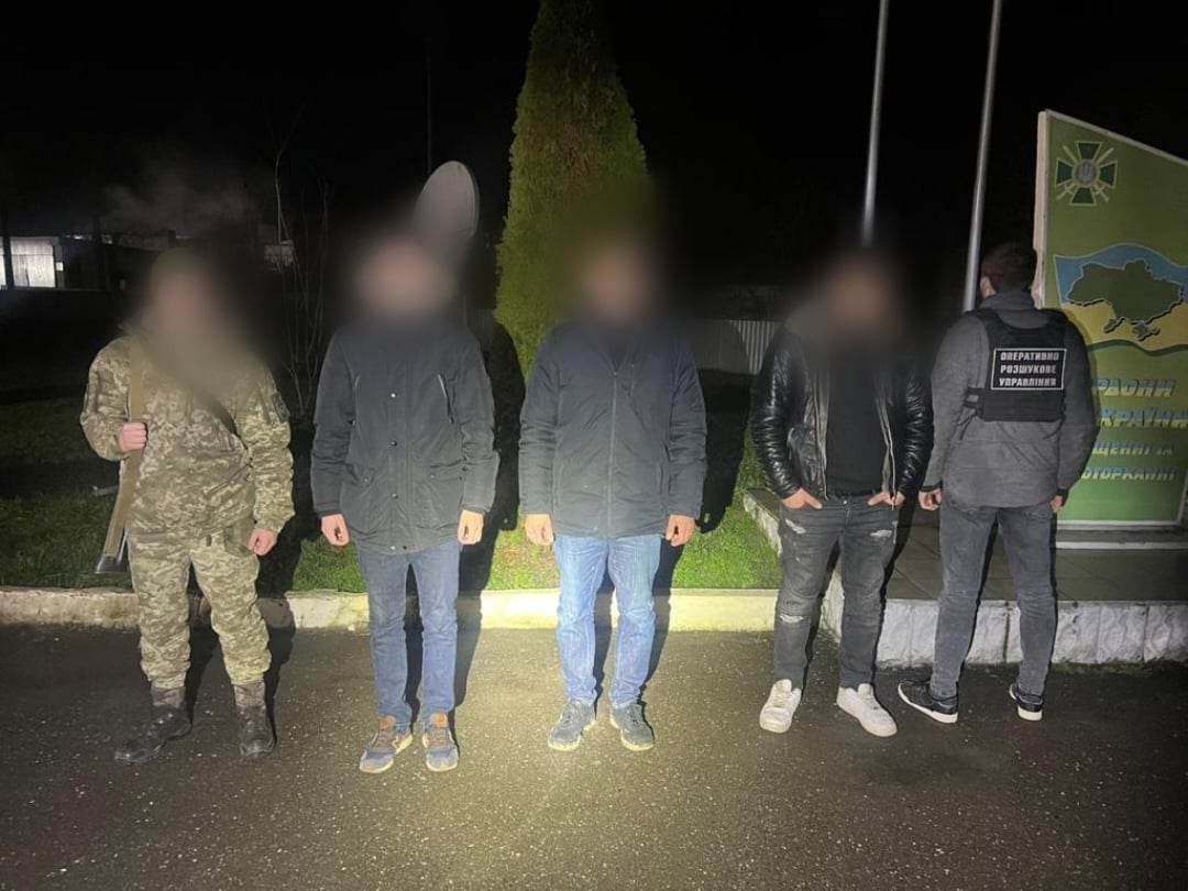 18 військовозобов'язаних, що намагалися перетнути кордон, зупинили на Закарпатті (ФОТО)