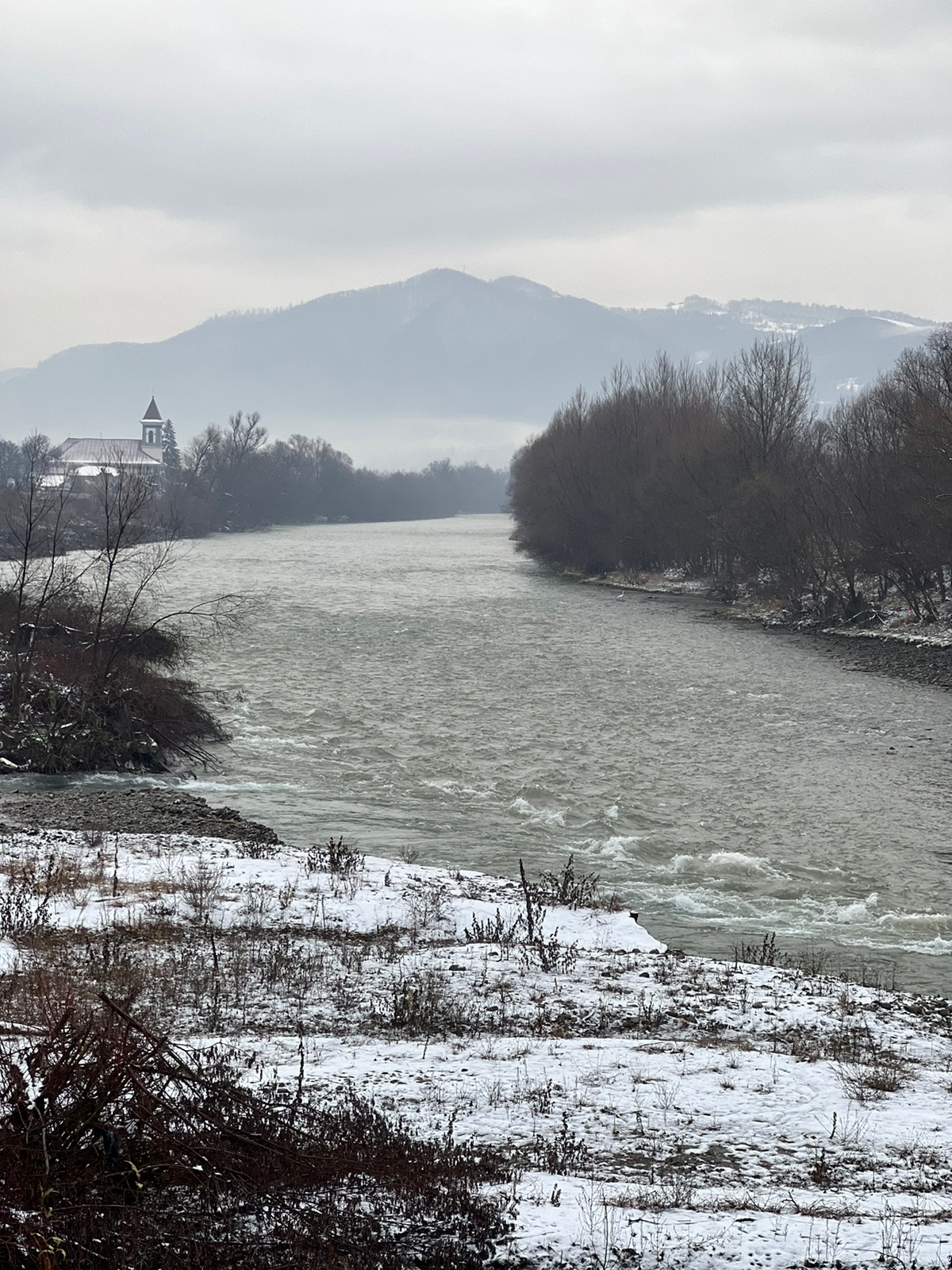 Румунські прикордонники виявили тіло на березі річки, по якій проходить кордон з Україною на Закарпатті 