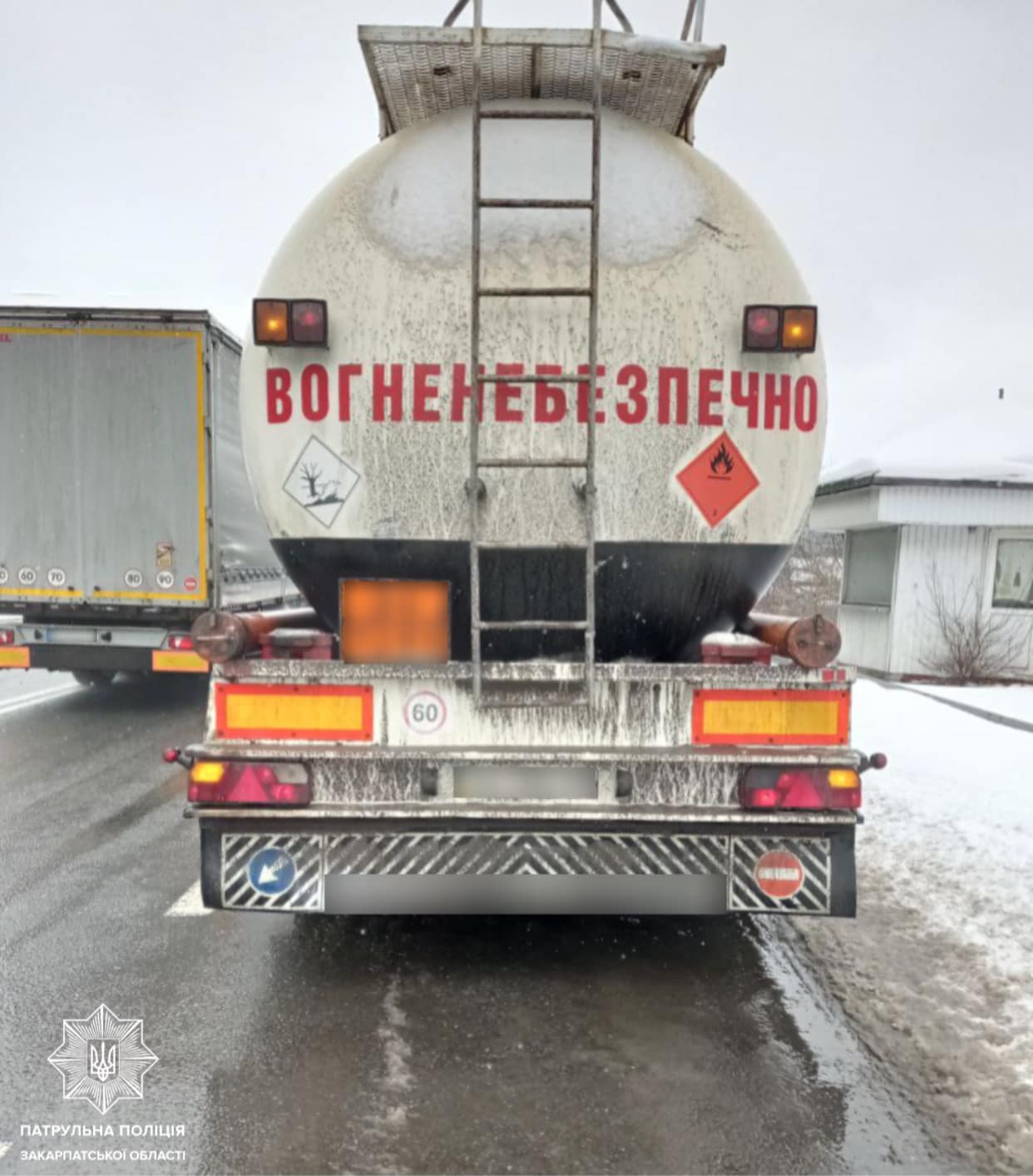 На Закарпатті водій вантажівки перевозив небезпечний вантаж без дозвільних документів (ФОТО)