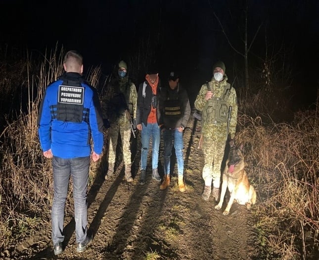 Поблизу кордону зі Словаччиною на Закарпатті затримали двох нелегалів із Марокко (ФОТО)