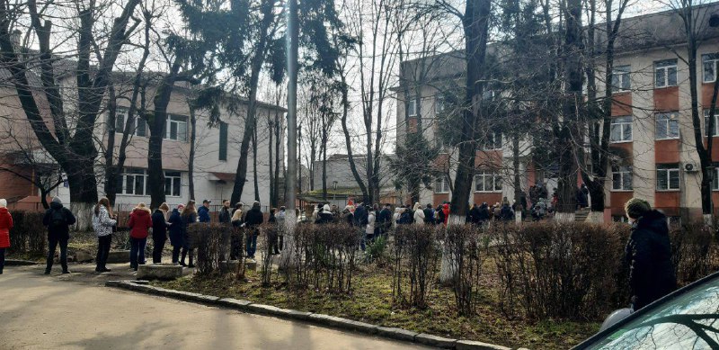 Біля станціі переливання крові в Ужгороді – черги із бажаючих здати кров (ФОТО)