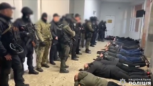 Затримані у міськраді Мукачева за хуліганство чоловіки не пропускали на сесію депутатів забороненої ОПЗЖ
