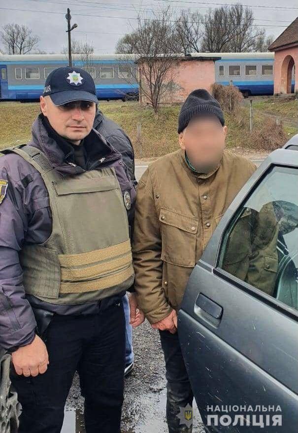 На Тячівщині поліцейські повернули додому заблукалого дідуся, який нещодавно переїхав із Києва (ФОТО)