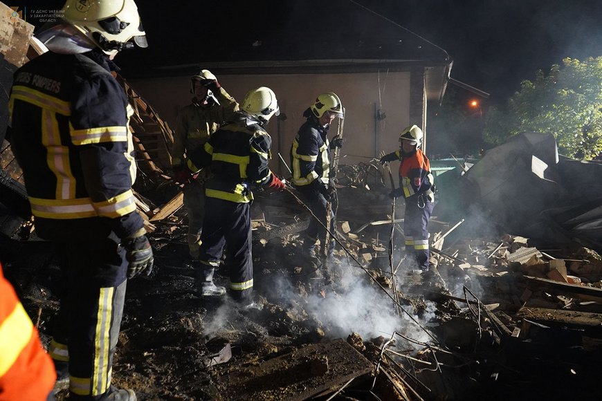 Рятувальники про вибух газу у Виноградові: чоловік отримав 90% опіків, 1 будинок зруйновано, 2 – пошкоджено (ФОТО)