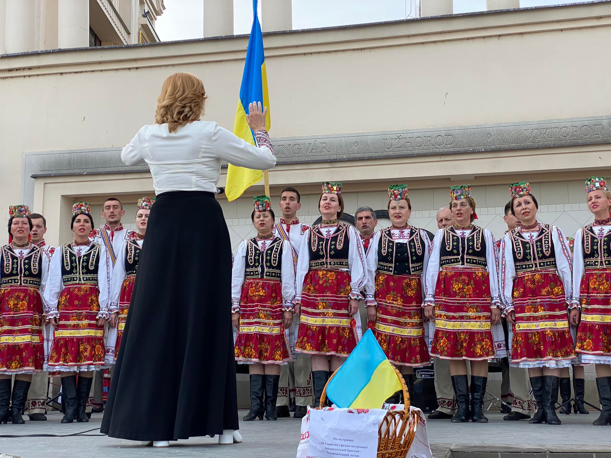 У центрі Ужгорода Закарпатський народний хор дав концерт на підтримку 128 бригади (ФОТО)