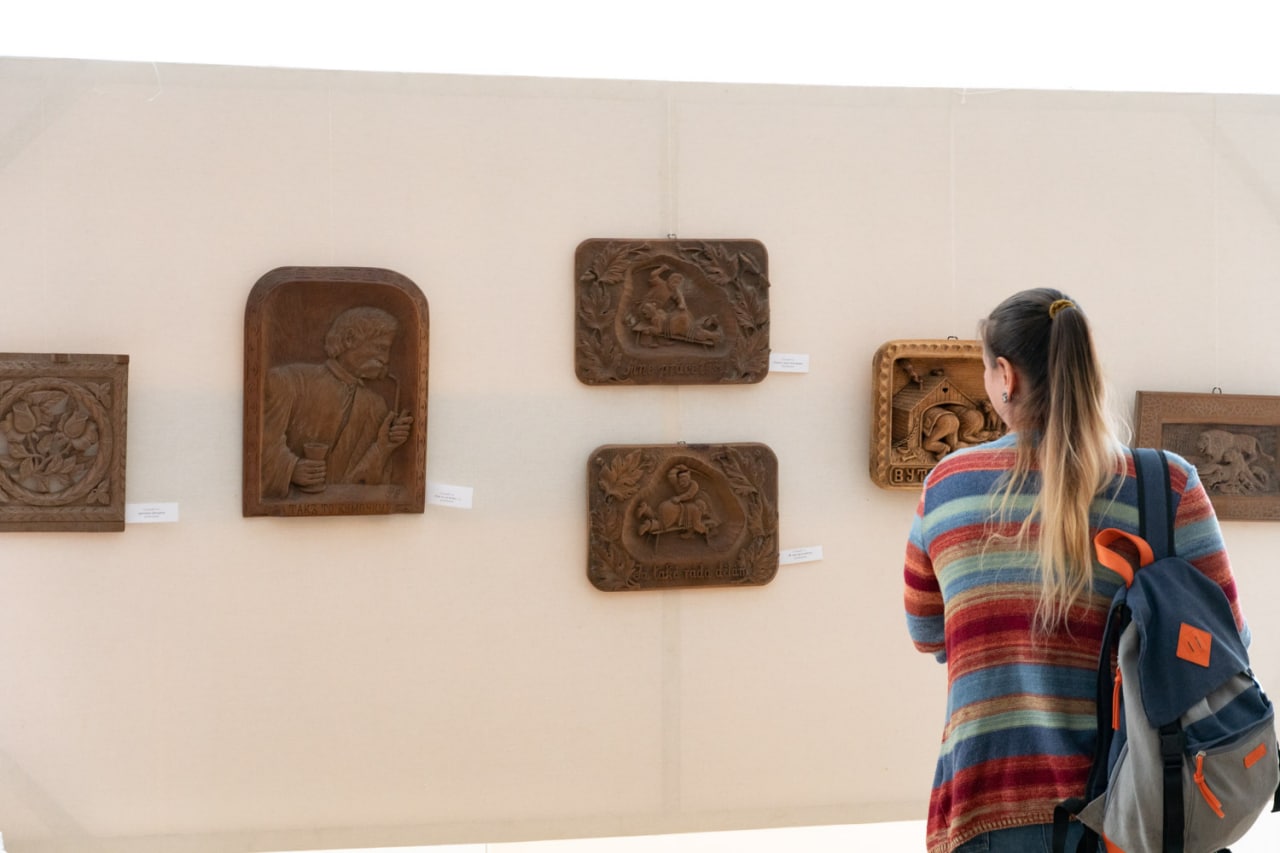 Виставка різьблених робіт, майстер-класи, квестова екскурсія: у скансені в Ужгороді відзначають Міжнародний день музеїв (ФОТО)
