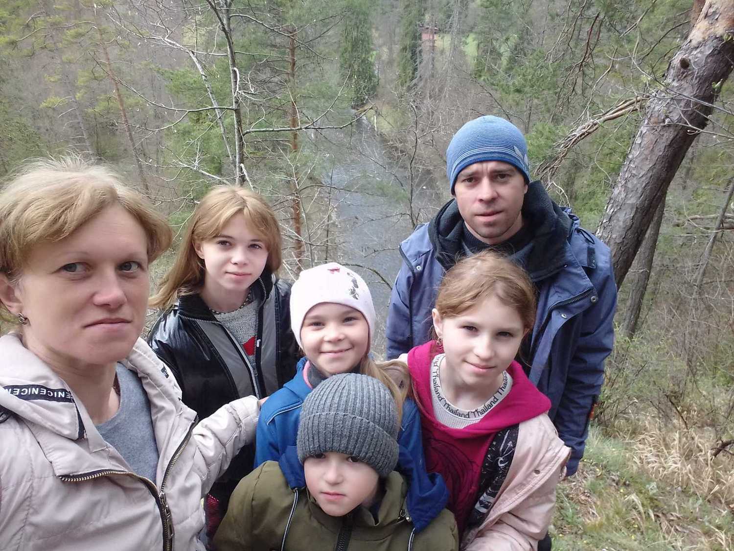 Втекти від війни, щоб врятувати 5 дітей: історія багатодітної родини з Краматорська у Словаччині (ФОТО)