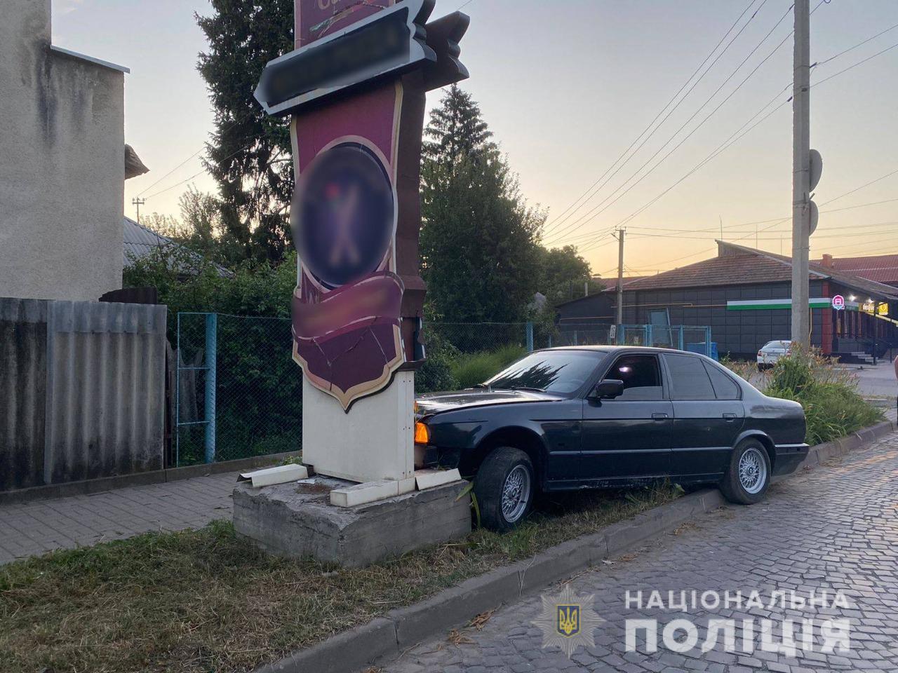 На Ужгородщині вночі чоловік вкрав із території АЗС авто і врізався на ньому в рекламний стенд (ФОТО)
