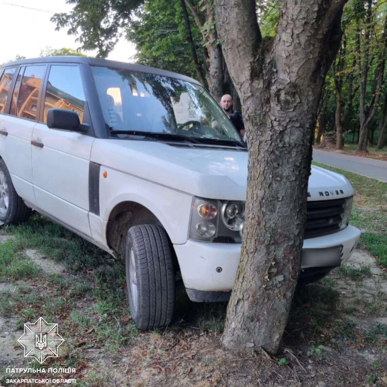 В Ужгороді розшукуваний за викрадення авто п'янючий водій на очах у патрульних врізався у дерево (ФОТО)