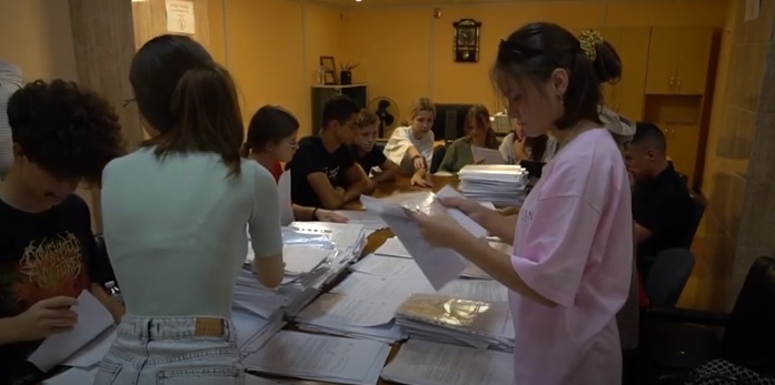 16 старшокласників впродовж двох тижнів стажуватимуться у міськраді Мукачева (ВІДЕО)