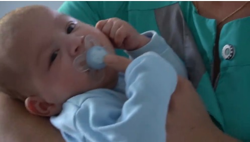 У Мукачеві шукають нову родину для покинутого у пологовому малюка (ВІДЕО)