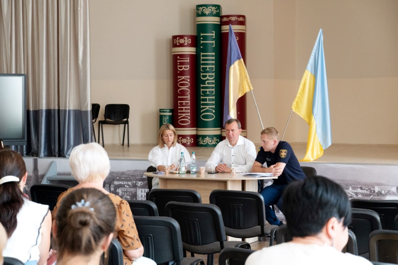 В Ужгороді на нараді щодо підготовки до нового навчального року обговорили стан укриттів у закладах (ФОТО)