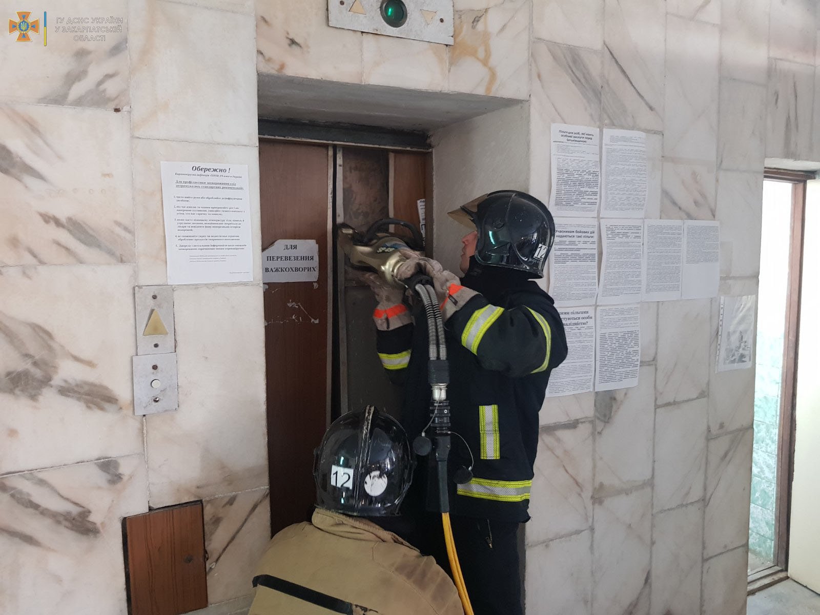 У Сваляві пацієнтів лікарні визволяли з ліфта, що застряг (ФОТО)
