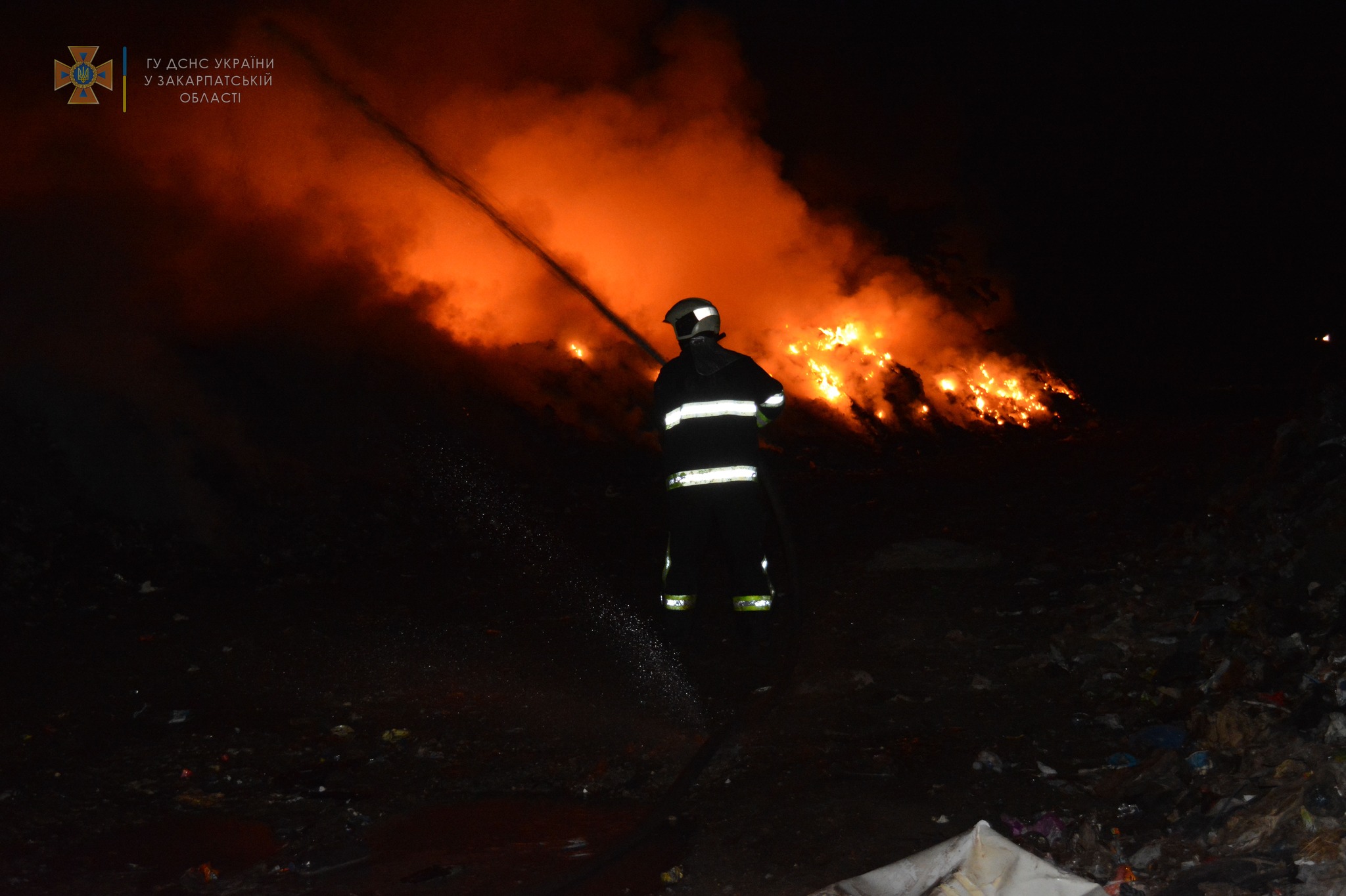 Поблизу Чопа з учорашнього вечора ліквідовують пожежу на сміттєзвалищі (ФОТО)