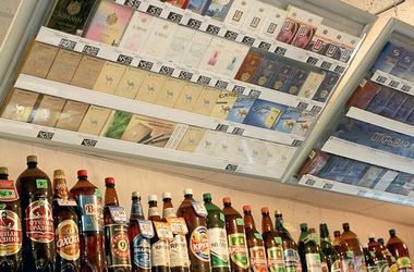 Роздрібні торговці алкоголем та сигаретами сплатили більше 11 млн грн до місцевих бюджетів Закарпаття