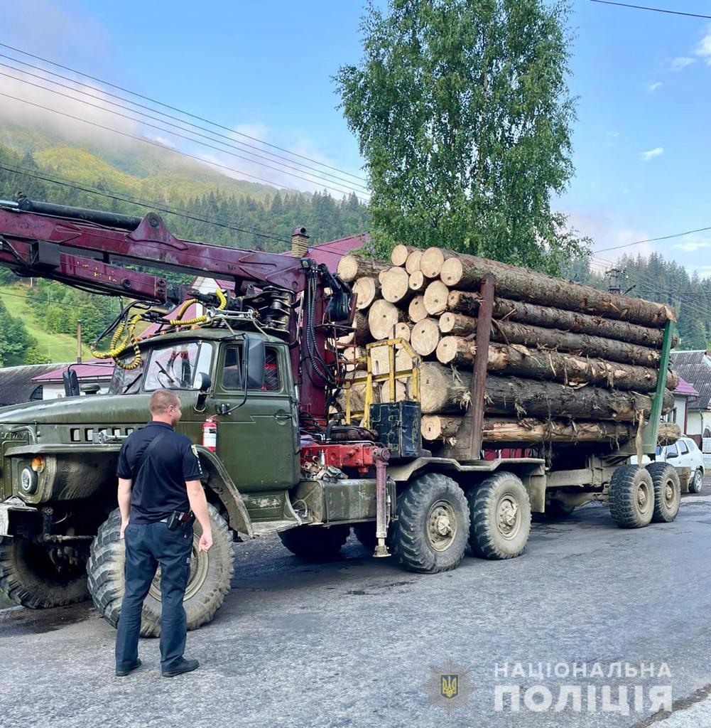 На Тячівщині зупинили "Урал", завантажений "підозрілою" деревиною (ФОТО)