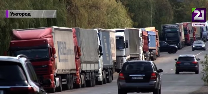 Перед КПП "Ужгород" і "Тиса" на Закарпатті – величезні черги з вантажівок (ВІДЕО)