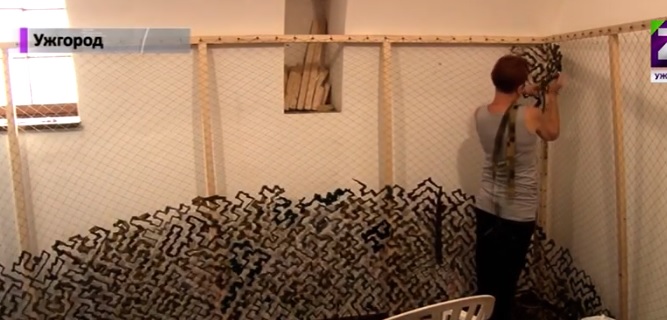 "Сєвєродонецькі павучки" плетуть маскувальні сітки в Ужгороді (ВІДЕО)