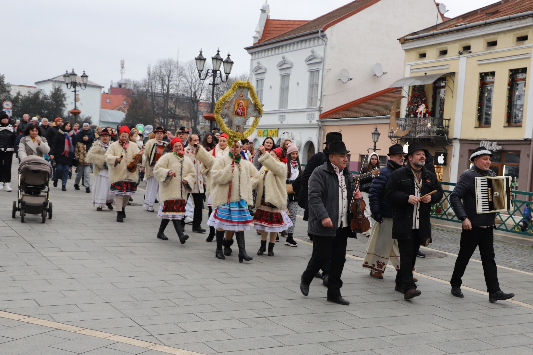 Під час святкової колядницької ходи в Ужгороді зібрали понад 20 тис грн для військових  (ФОТО)