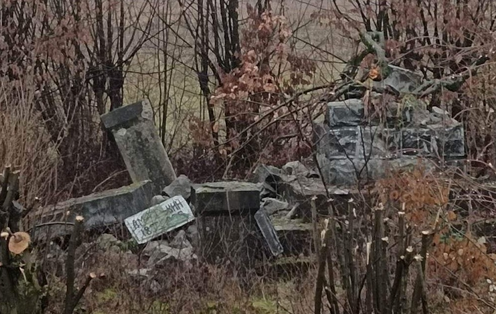 У закарпатському Буштині "декомунізували" пам'ятник більшовицькому письменникові Горькому (ФОТО)