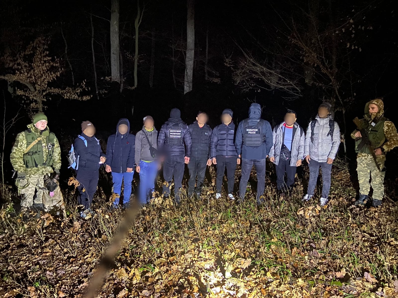 На Закарпатті затримали групу нелегалів, які пробиралися лісом до Словаччини (ФОТО)