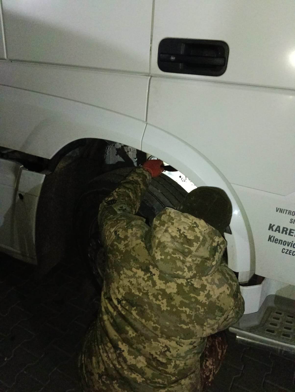 На Закарпатті на кордоні виявили вантажівку зі знищеним ідентифікатором кузова (ФОТО)