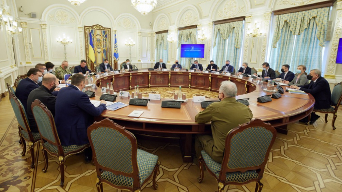 Чиновники зможуть покидати Україну лише для службових відряджень – рішення РНБО