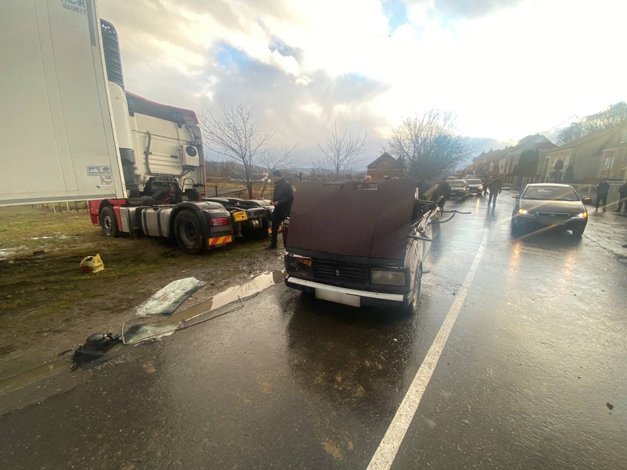 На Тячівщині водій ВАЗу врізався у металевий трос, на якому буксирували вантажівку, загинула пасажирка легковика (ФОТО)