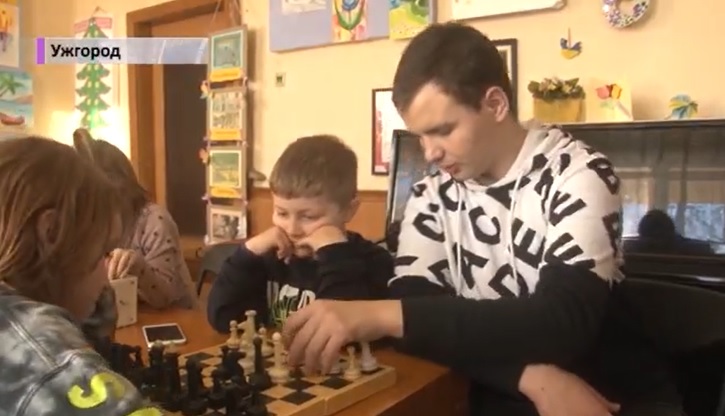 В Ужгороді студент із вадами зору навчає дітей грі у шахи (ВІДЕО)