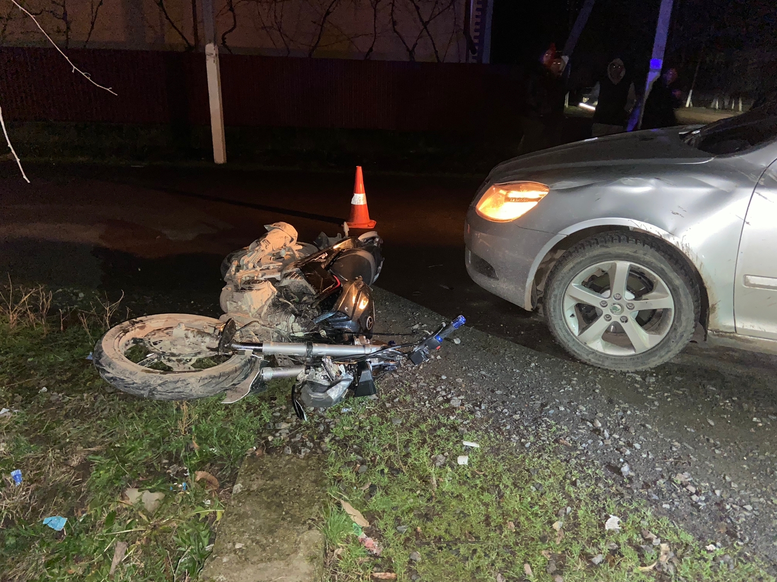 На Мукачівщині мотоцикліст врізався в легковик, що здійнював поворот: травмувалися двоє неповнолітніх (ФОТО)