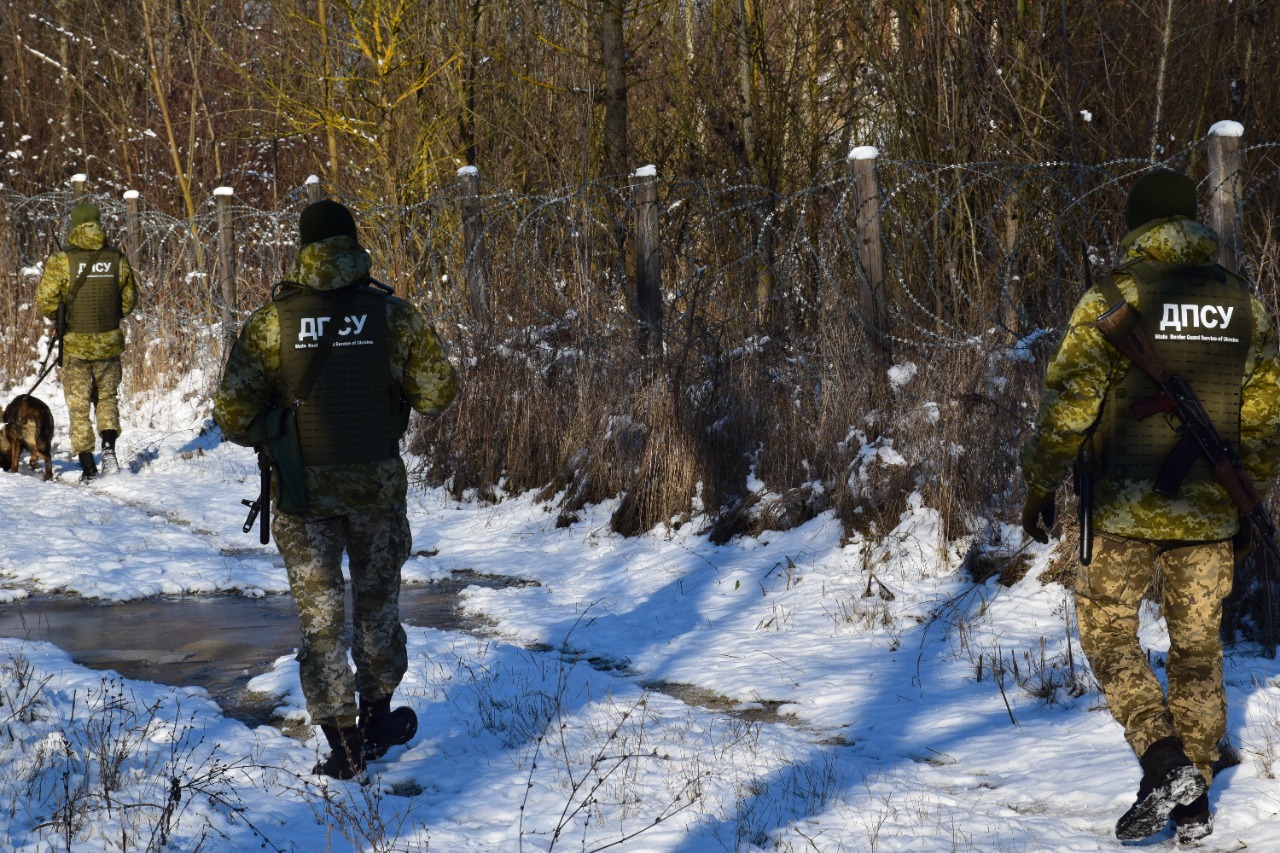 9 чоловіків, яких супроводжувала місцева жінка, затримали поблизу кордону з Румунією на Закарпатті (ФОТО, ВІДЕО)