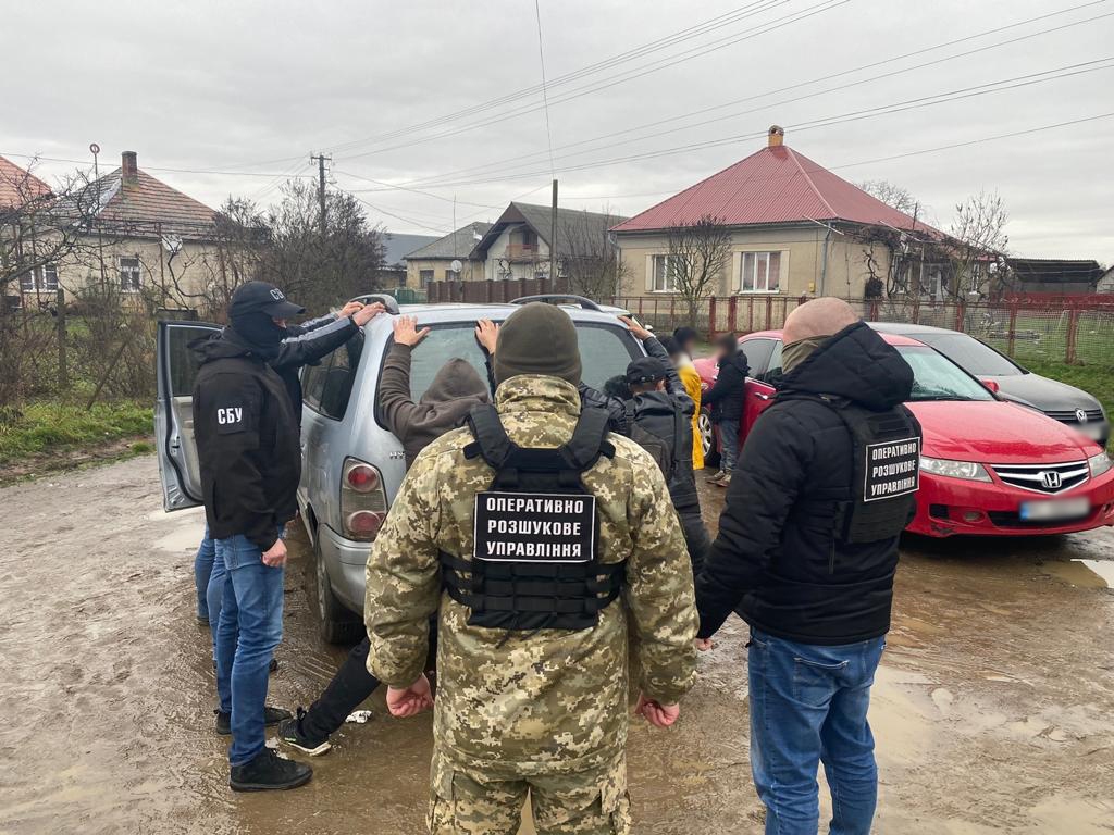 На Ужгородщині двоє чоловіків та жінка за 1,5 тисячі доларів намагалися переправити за кордон призовника (ФОТО)