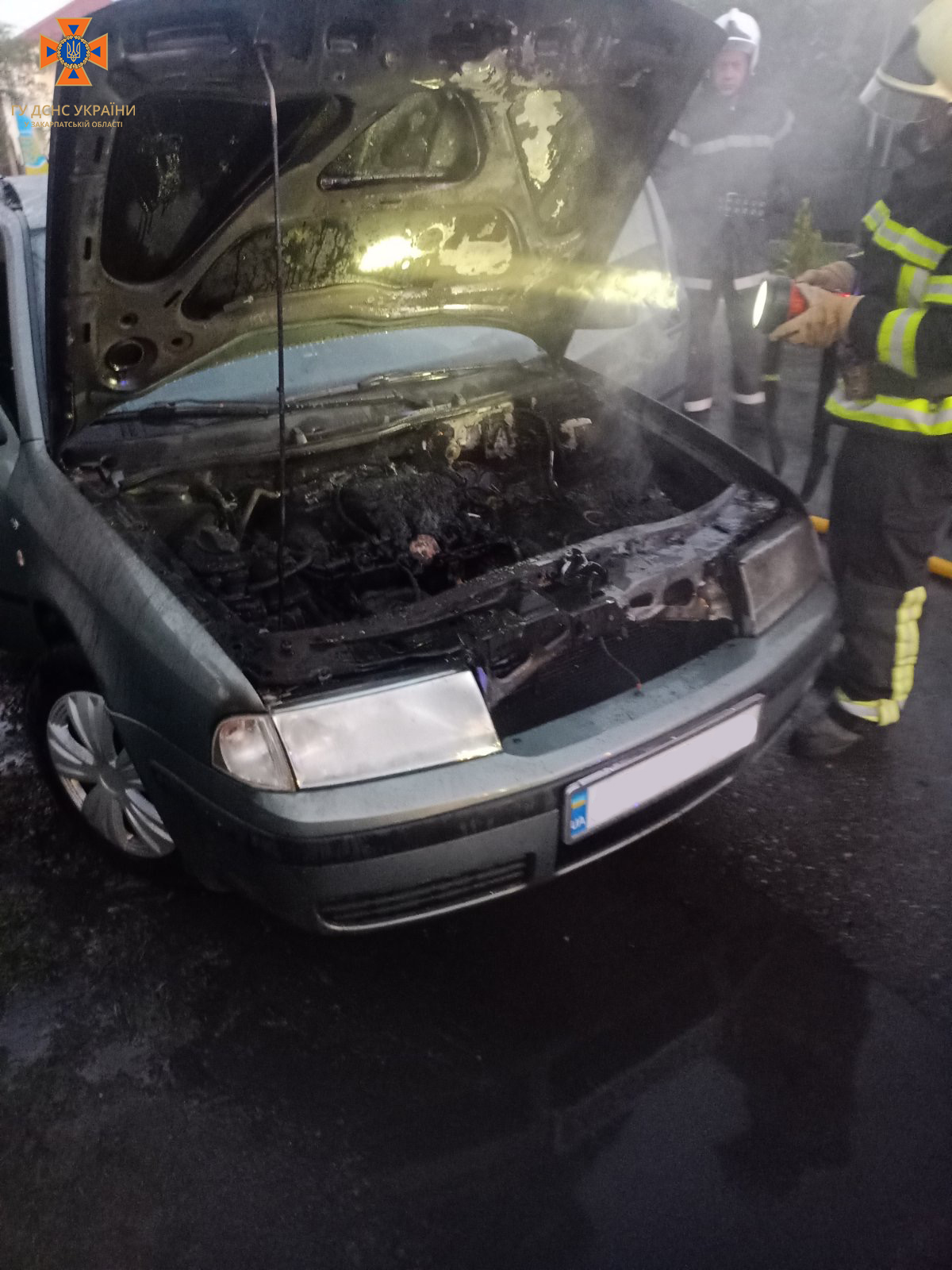 У Виноградові в момент прогрівання загорілося авто (ФОТО)