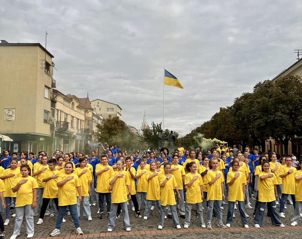 У Мукачеві провели патріотичний флешмоб "Єдині! Горді! Незалежні!" (ФОТО, ВІДЕО)