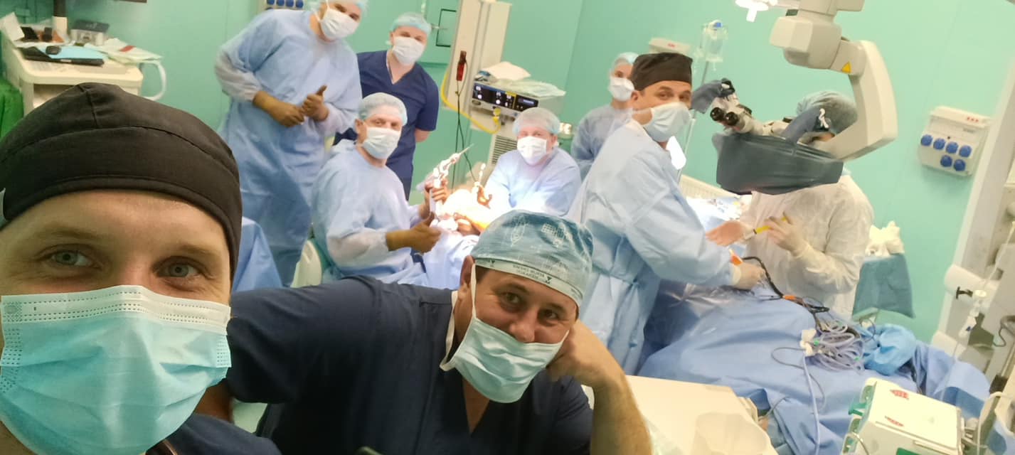 За один наркоз лікарі в Ужгороді провели одночасно дві операції: нейрохірургічну та травматологічну (ФОТО)