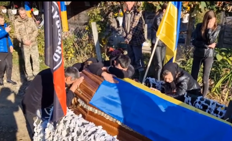 У Косівську Поляну "на щиті" привезли Героя Івана Лембака. У четвер – похорон (ВІДЕО)