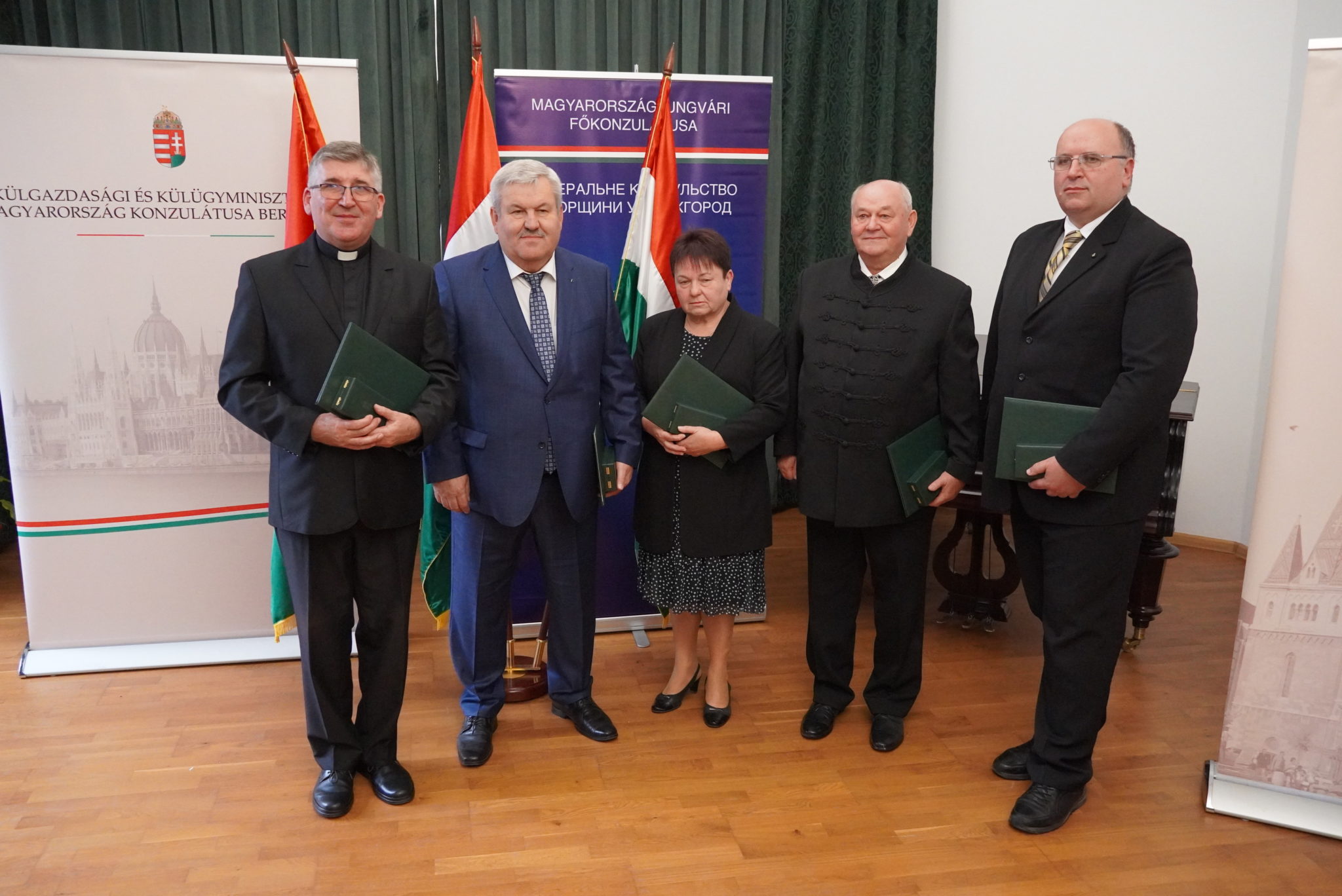 Шістьом закарпатським угорцям вручили ордени за заслуги перед угорщиною (ФОТО)