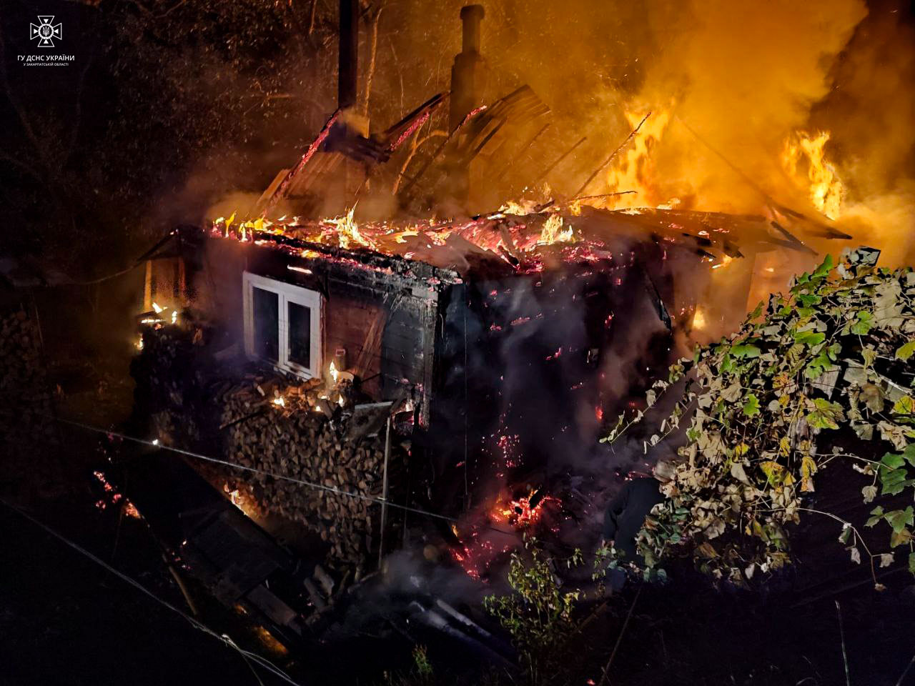 У Верхньому Водяному на Рахівщині через пожежу в старій хаті ледь не згорів інший будинок власника (ФОТО)